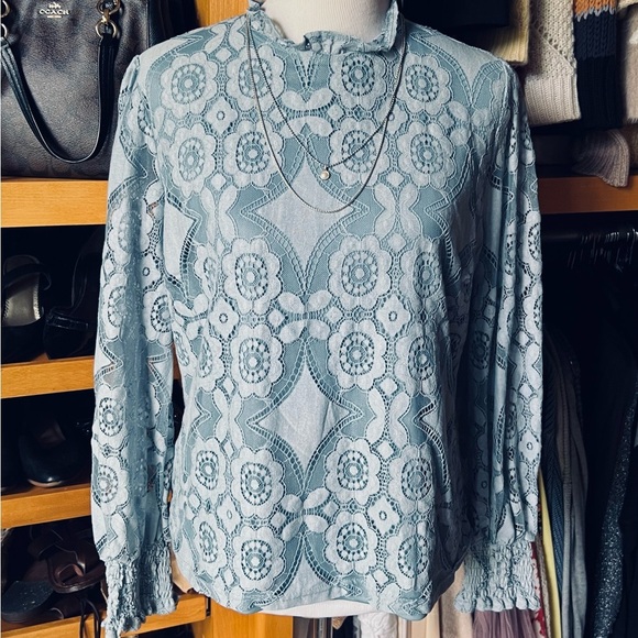 ⭐️BOGO FREE⭐️ NWT ULTRA PINK Lace Long Sleeve Lined Blue Top - Picture 3 of 10